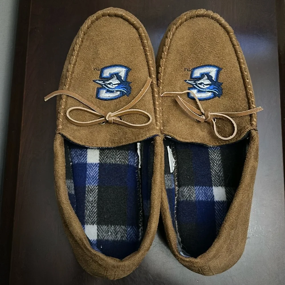 Creighton moccasin slippers men’s 9/10 brand new chestnut brown blue jays